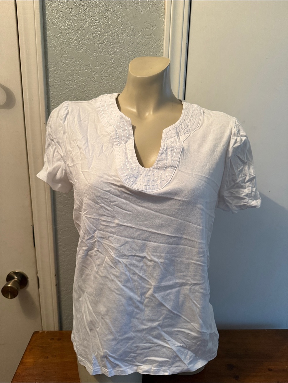 Rafaella White Short-Sleeve Split-Neck Embroidered Tee Shirt